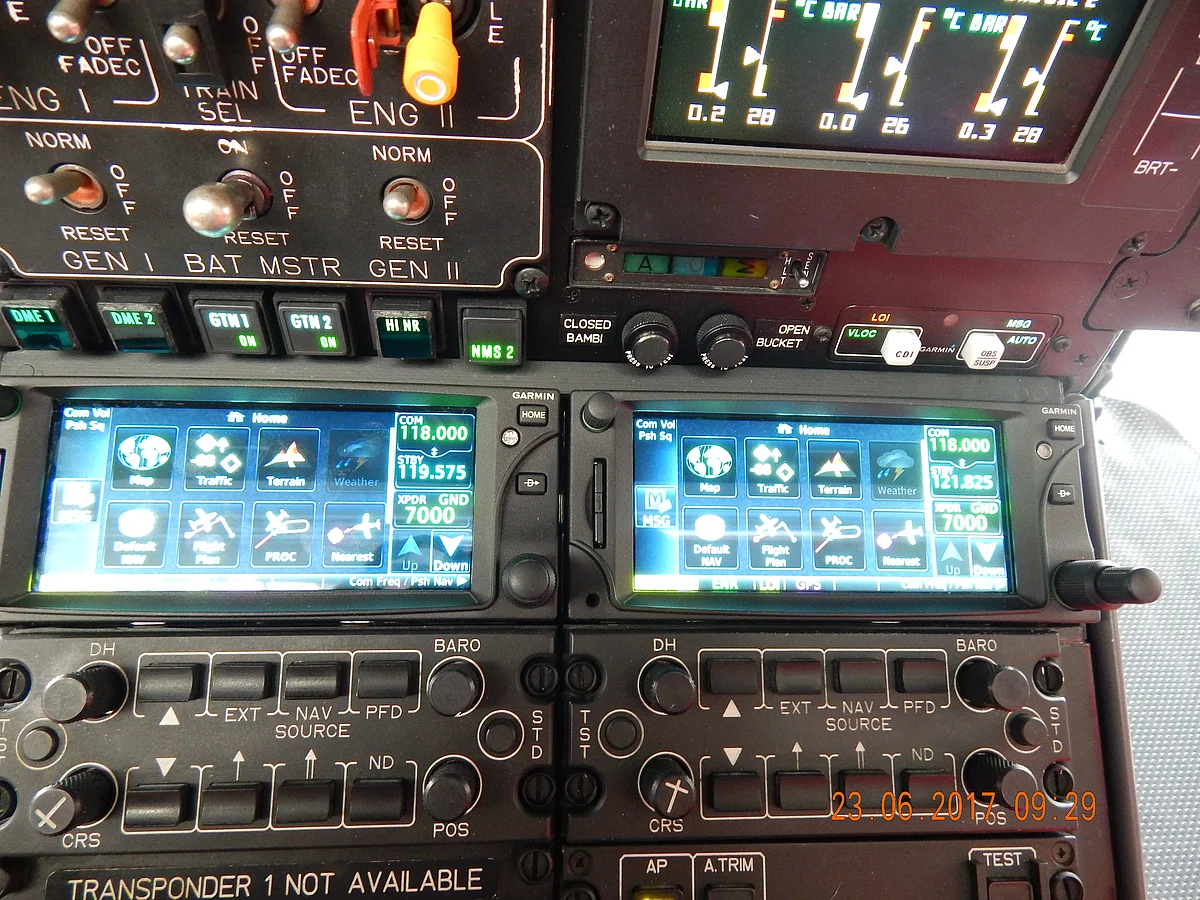 [Translate to English:] Blick auf zwei Display im Cockpit eines Hubschraubers.