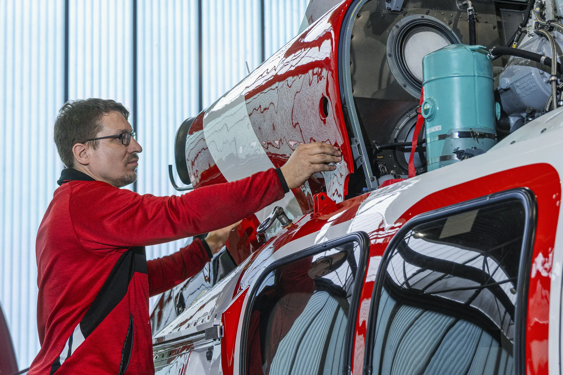Ein Fluggerätmechaniker arbeitet an einem Hubschrauber.