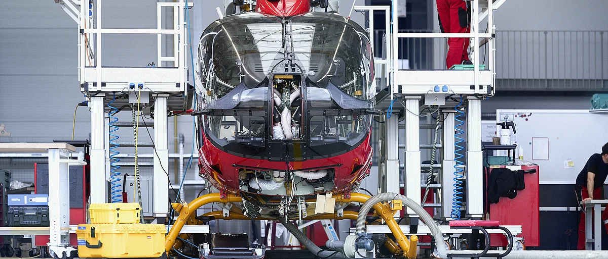 [Translate to English:] Blick auf einen Hubschrauber an einem Dock in einer Werft.