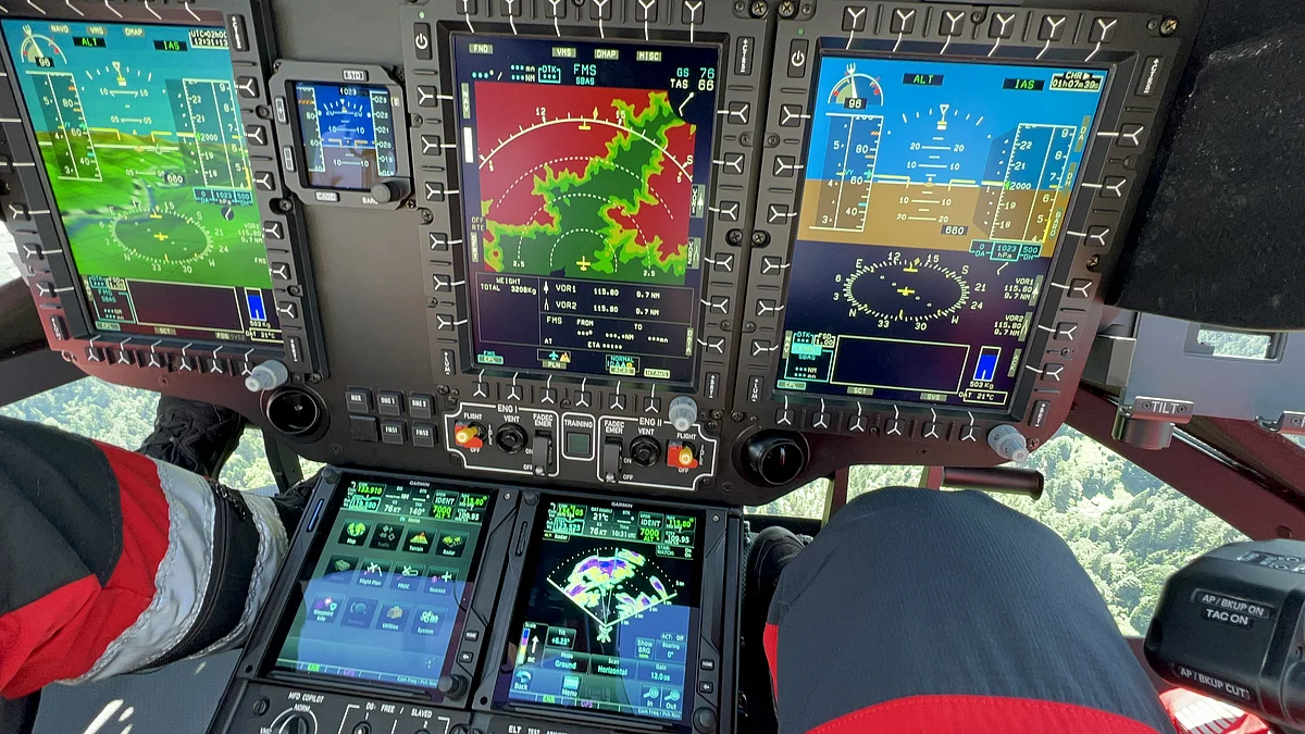 [Translate to English:] Auf einem Display im Cockpit eines Hubschraubers ist eine Wetterkarte zu sehen.