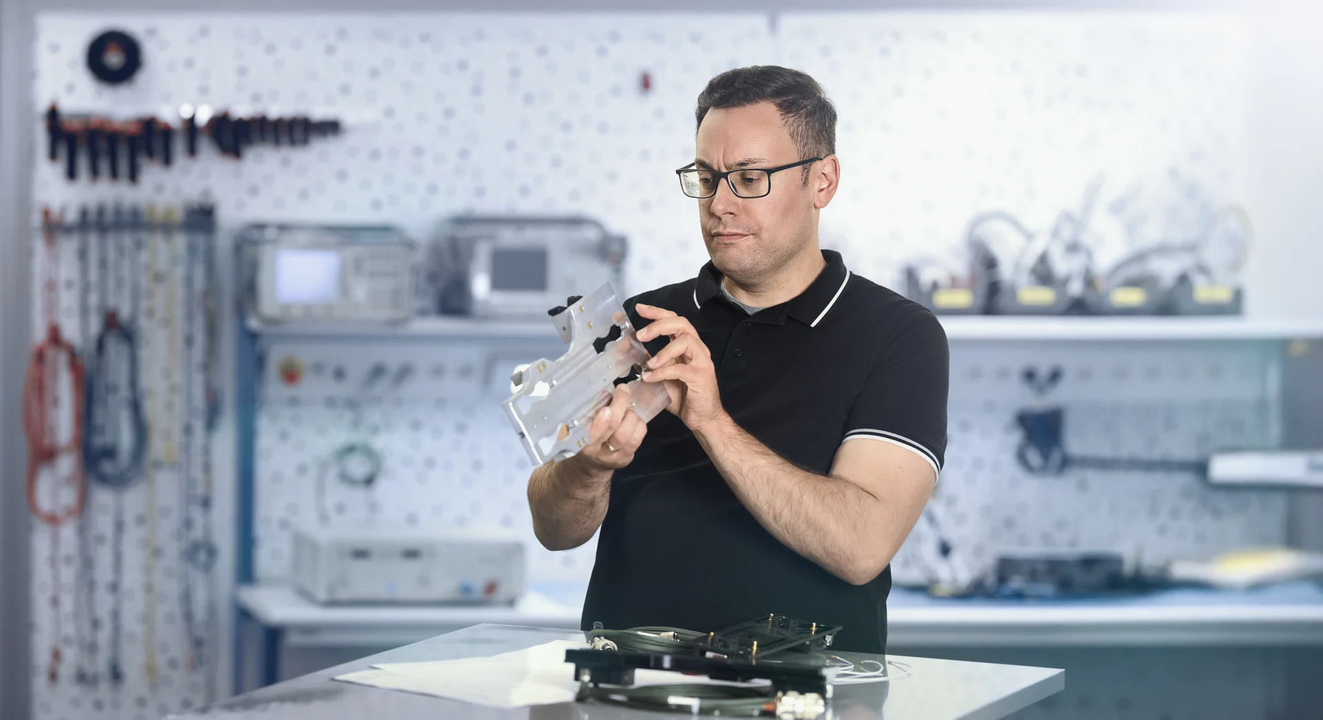 Ein Musterprüfingenieur untersucht eine Modifikation des Part-21.